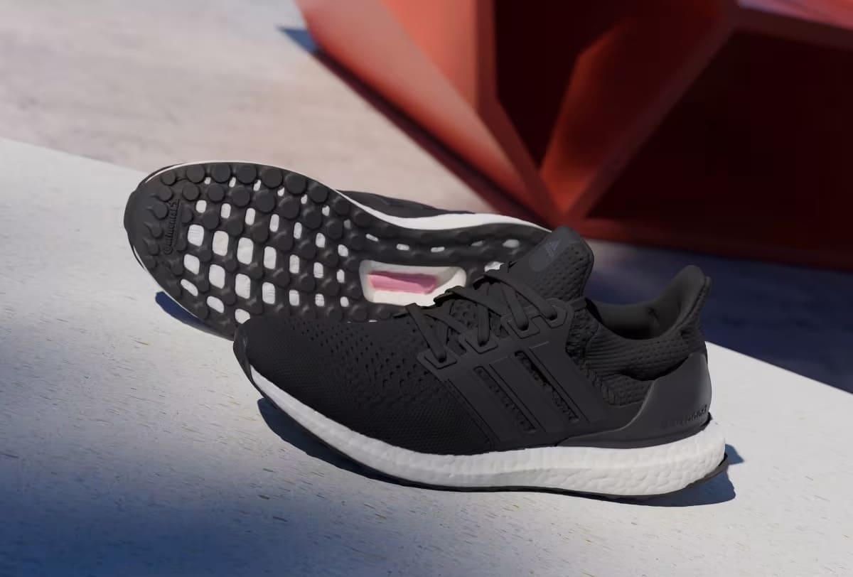 Las zapatillas Ultraboost 1.0 en color negro de Adidas
