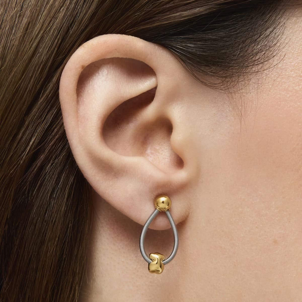 Los pendientes cortos de oro y acero Mesh Tube de Tous