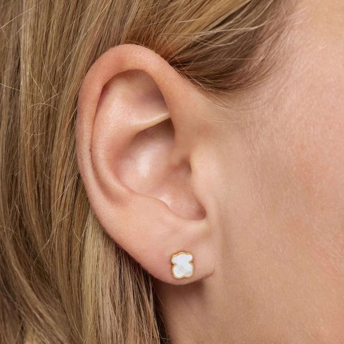 Los pendientes oso de oro de 14 kt y nácar XXS de Tous