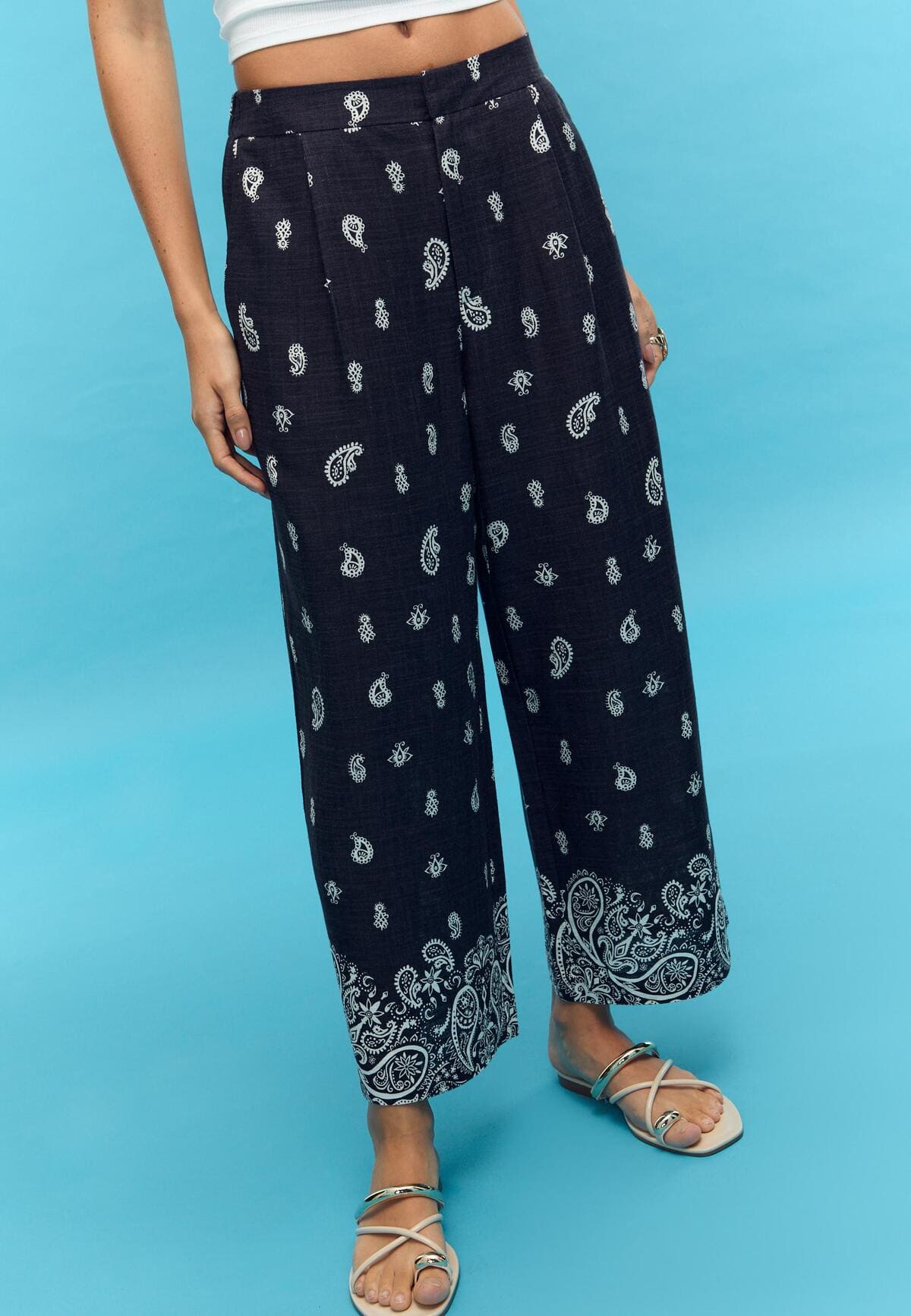 El pantalón culotte estampado con lino azul marino oscuro de Stradivarius
