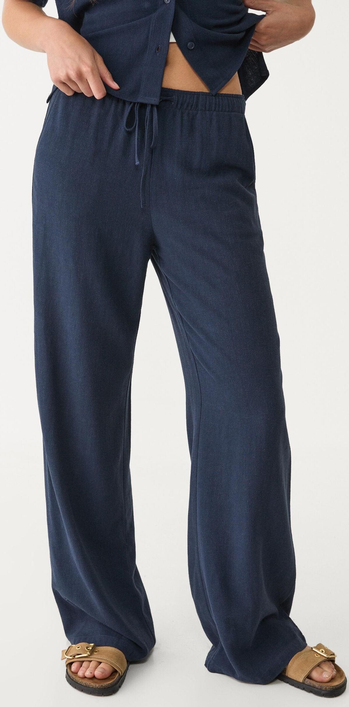 El pantalón fluido con lino en color azul marino oscuro de Stradivarius