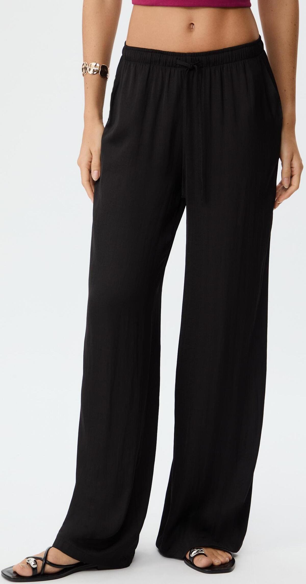 El pantalón largo fluido satinado en color negro de Stradivarius