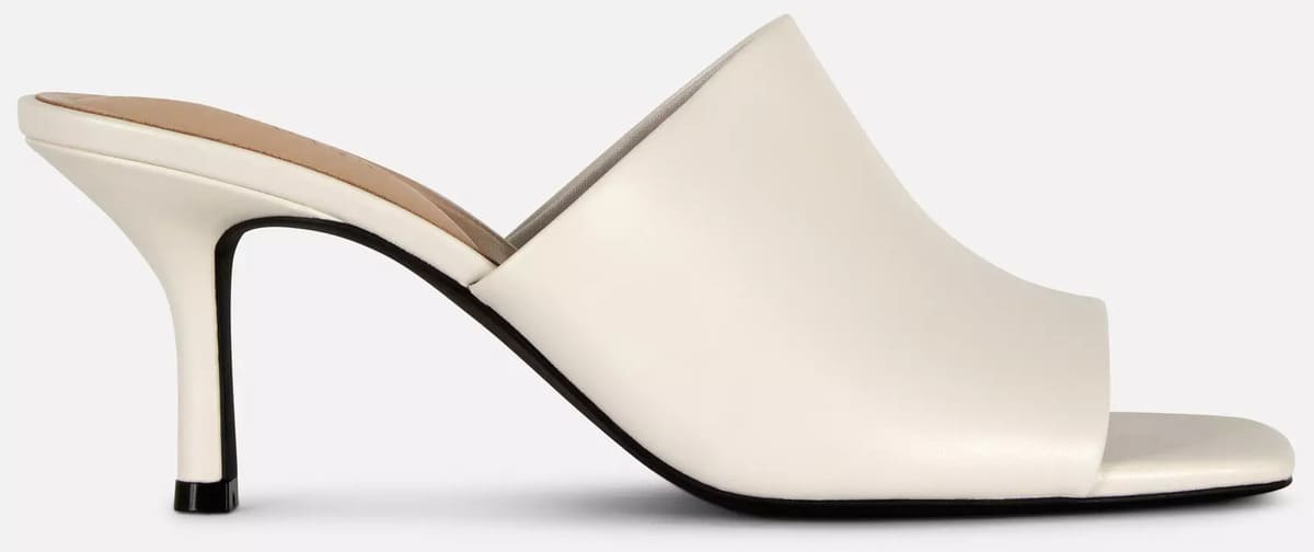 Los zapatos tipo chinelas de tacón con puntera cuadrada en color crudo de Primark