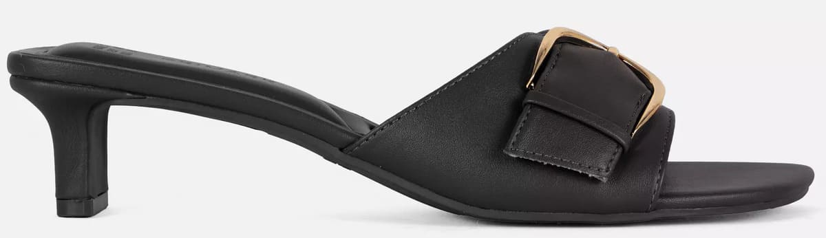 Los zapatos tipo chinelas con tacón cuadrado y hebilla en color negro de Primark