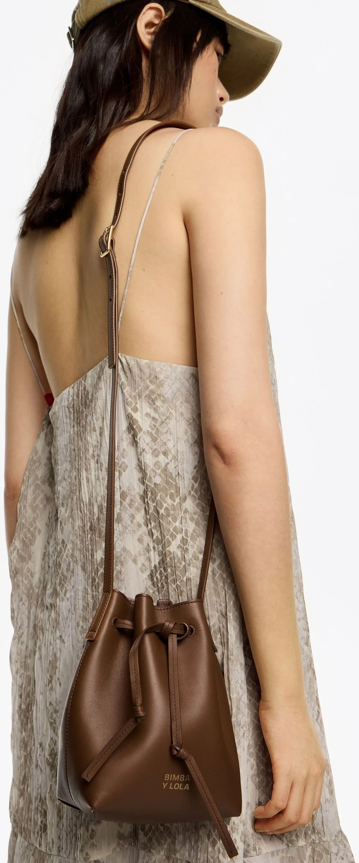 El nuevo bolso bucket de piel en color roble de Bimba y Lola