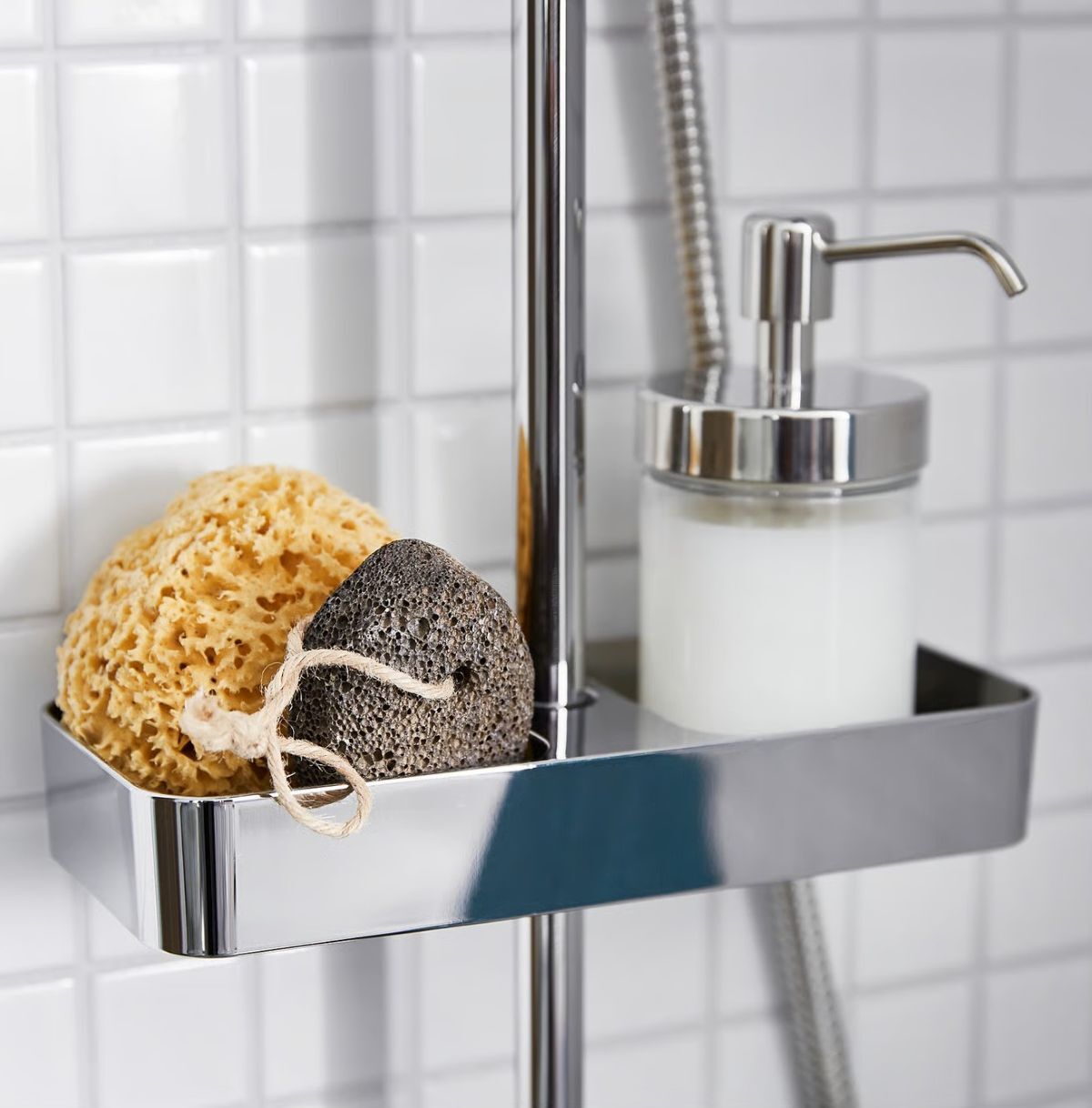 Estante de ducha cromado de la serie BROGRUND de Ikea