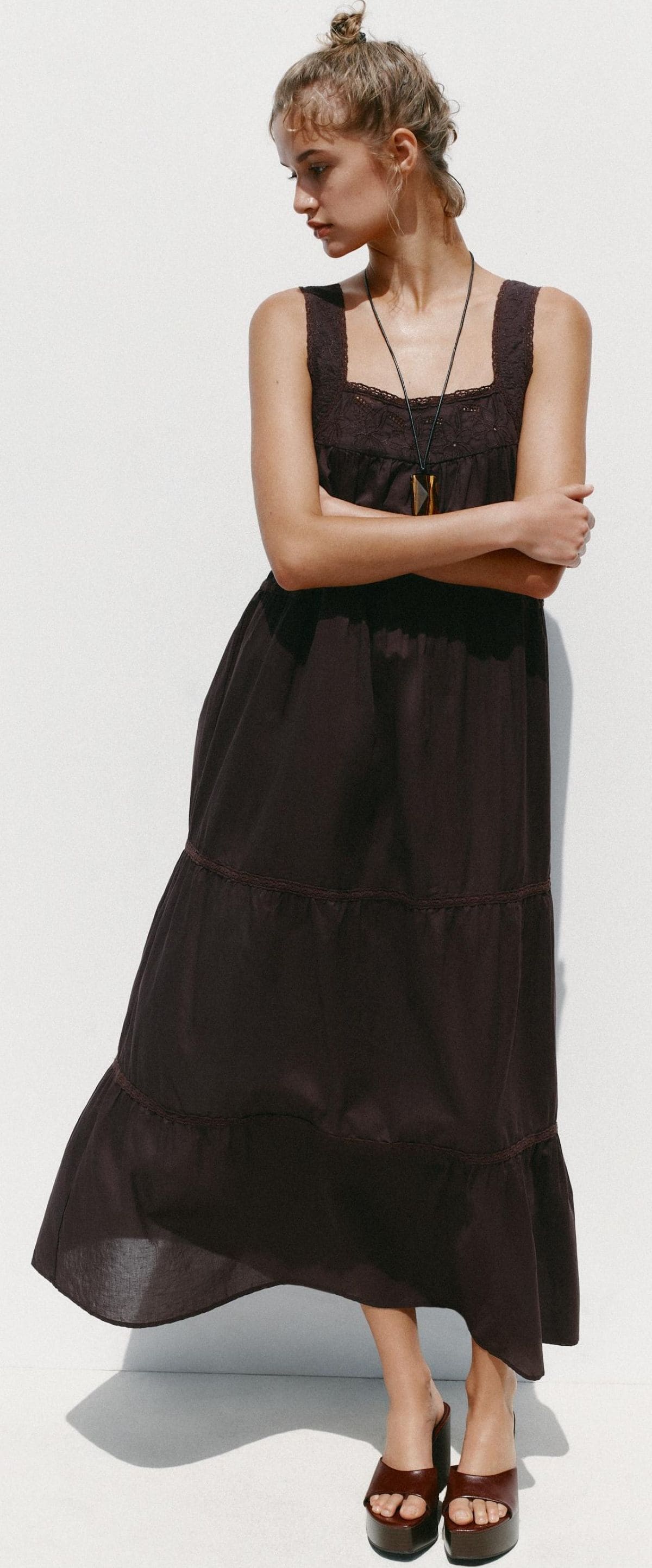 Vestido bordados puntilla de Zara