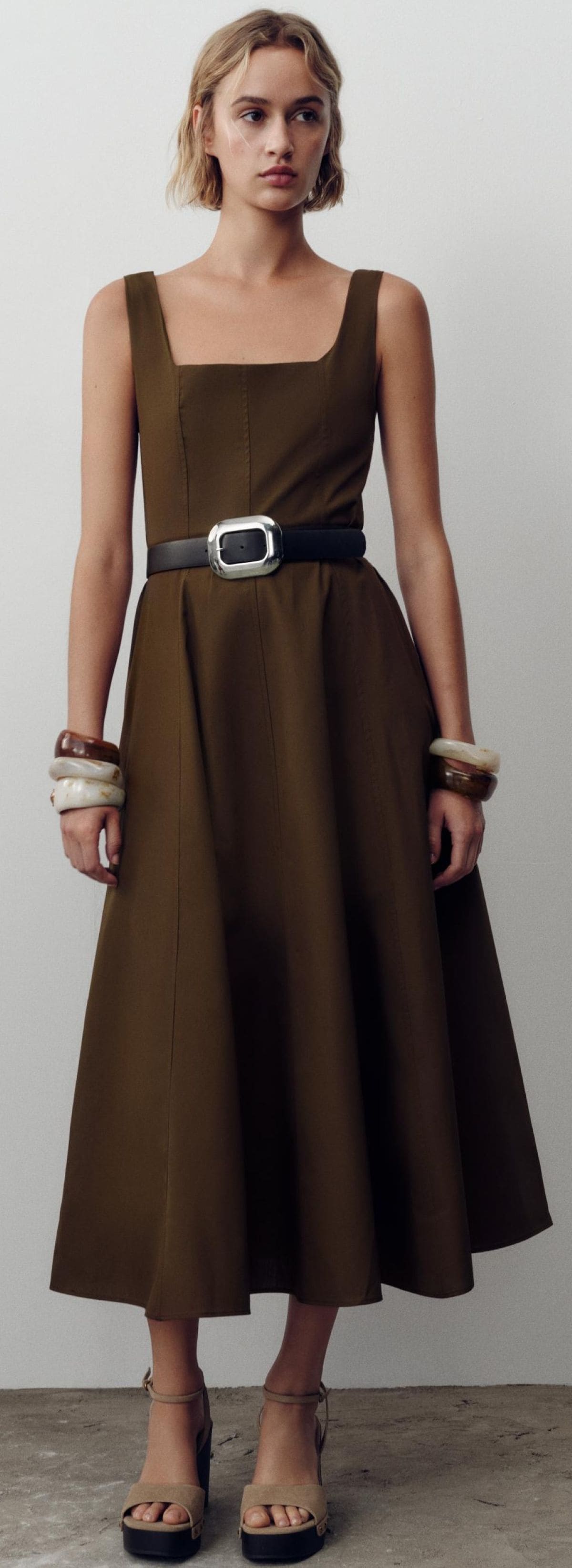 Vestido midi cinturón de Zara