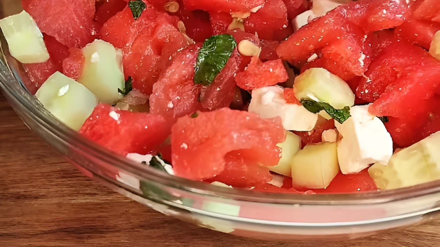Ensalada con sandía, queso feta y hierbabuena