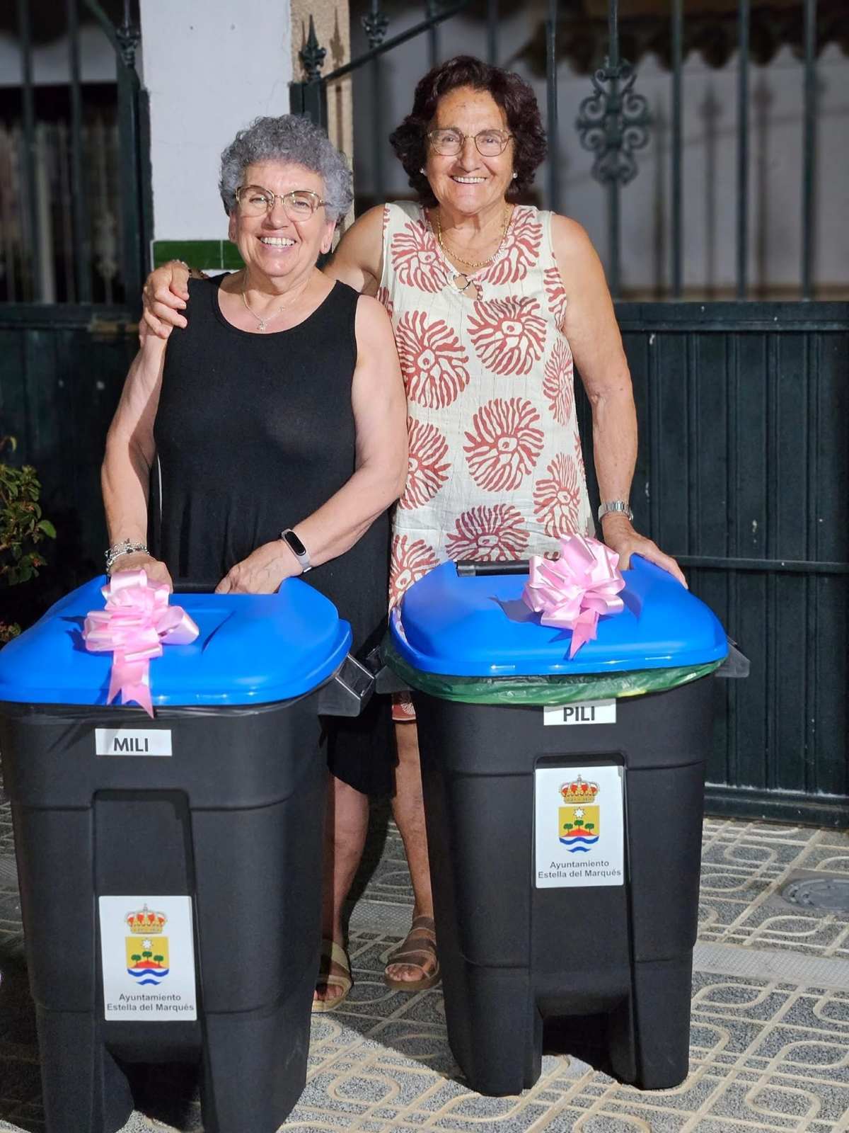 Dos de las beneficiarias de recibir contenedores de basura en Estella del Marqués