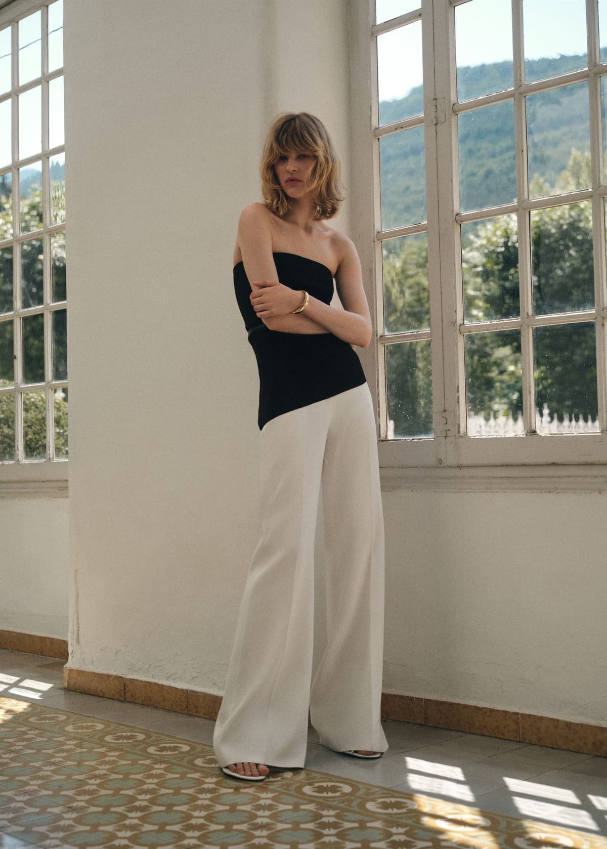 El nuevo pantalón largo flare en color blanco de Mango