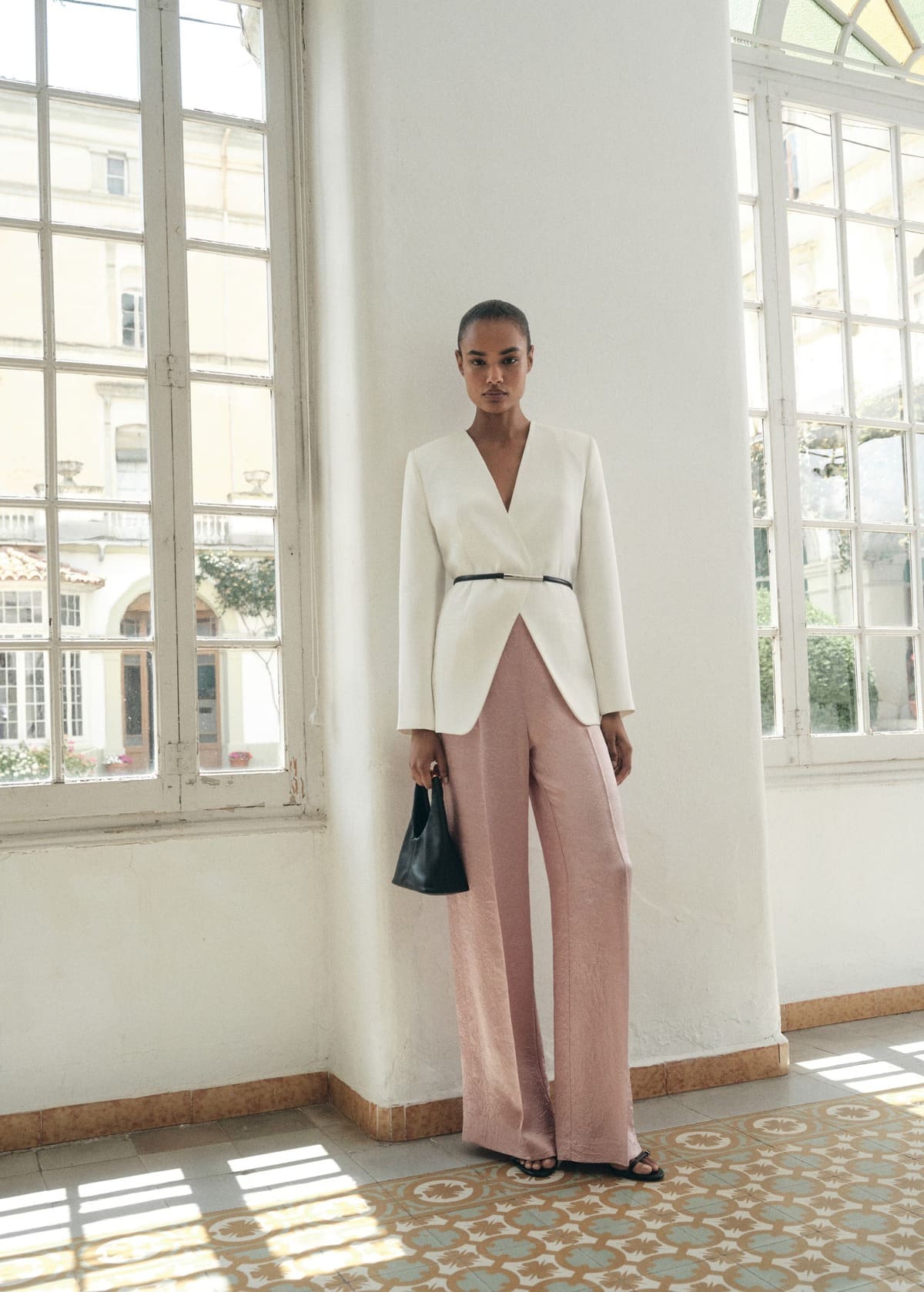 El nuevo pantalón satinado efecto arrugado en color rosa pastel de Mango