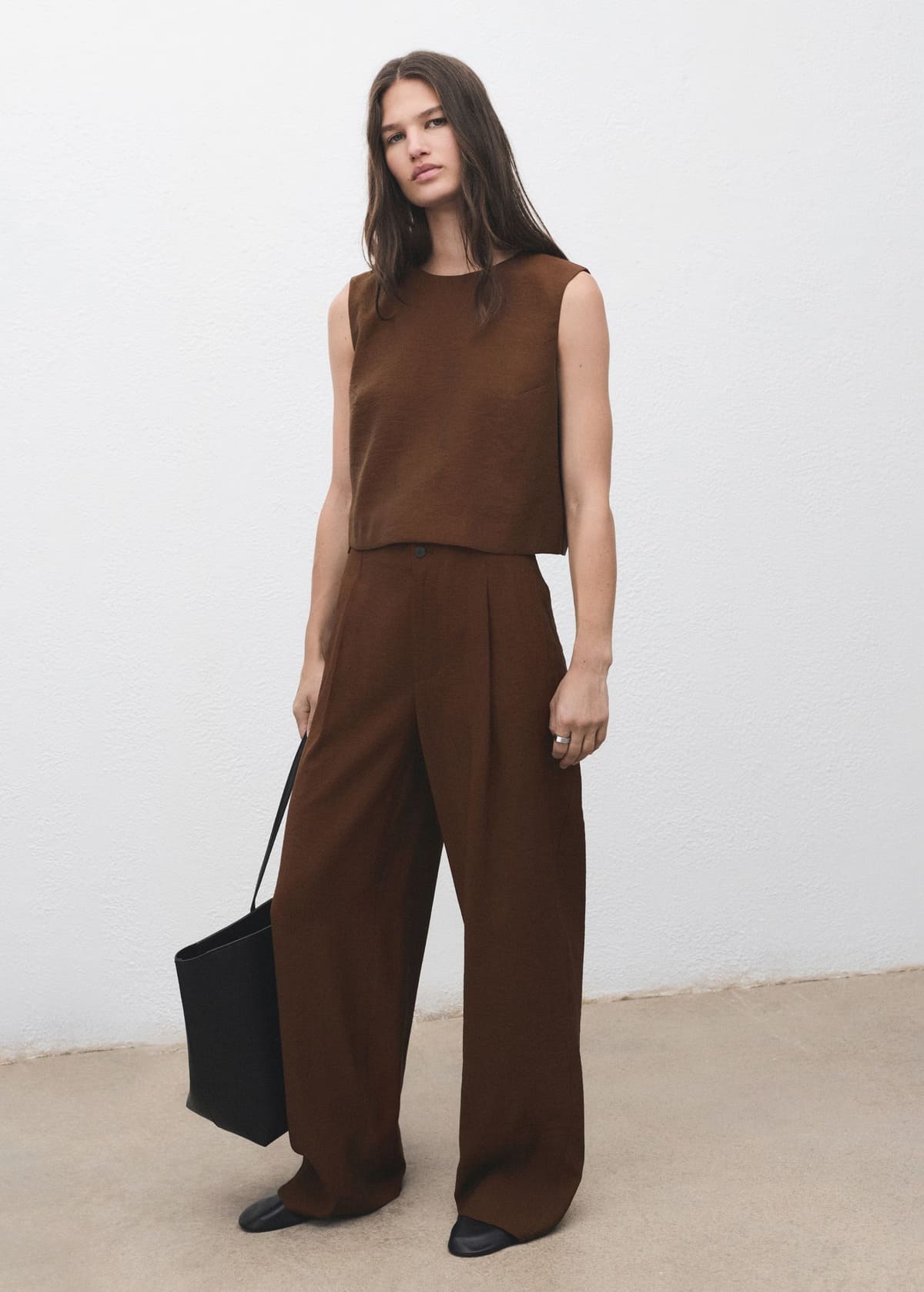 El nuevo pantalón recto con pinzas en color marrón de Mango