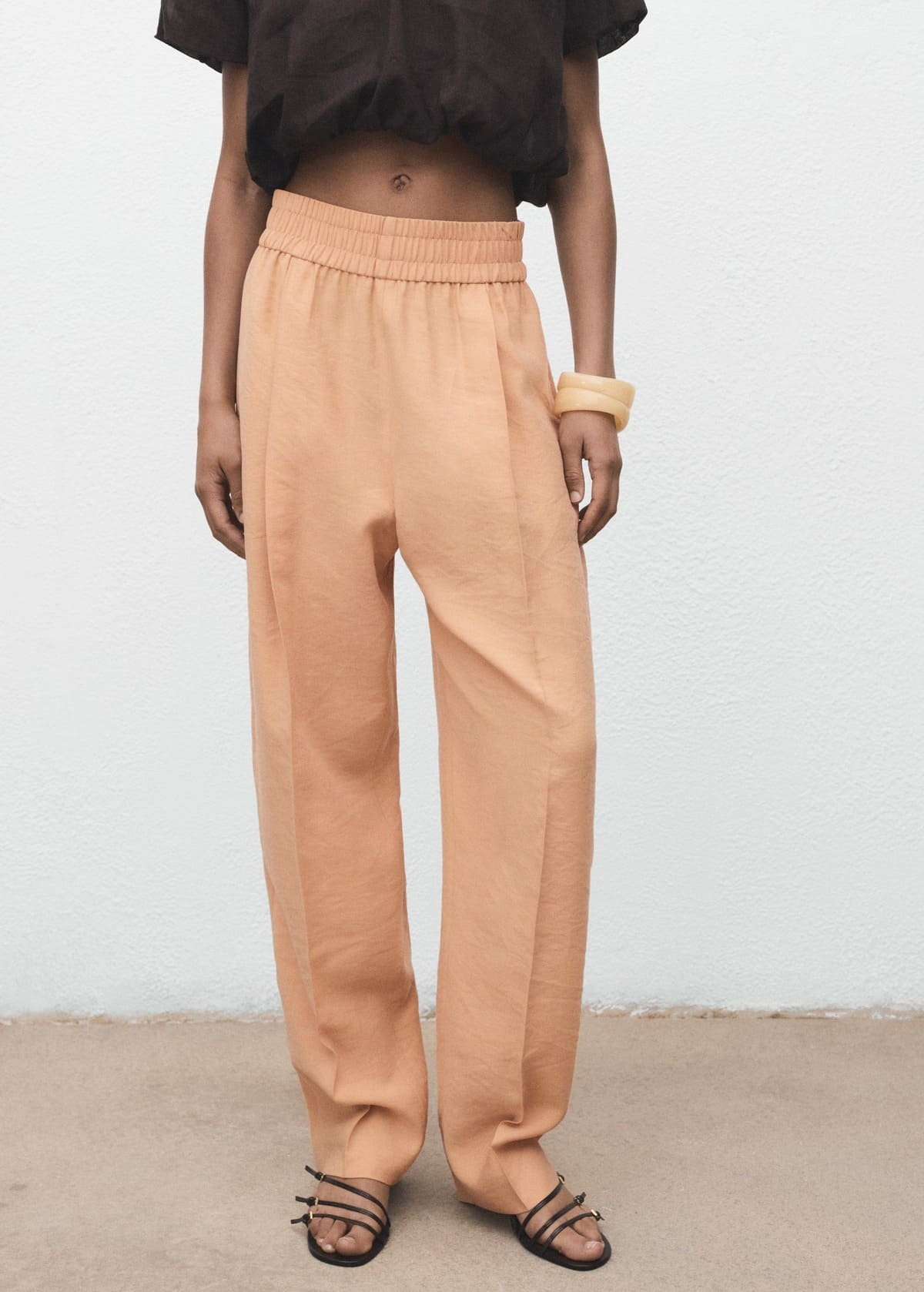 El nuevo pantalón lyocell con cintura elástica en color nude de Mango