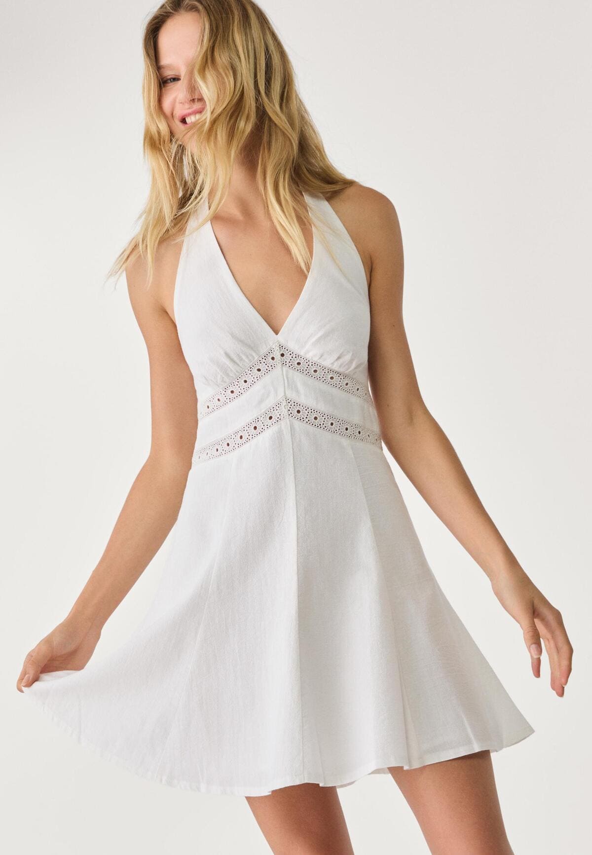 El vestido corto halter con lino de Stradivarius