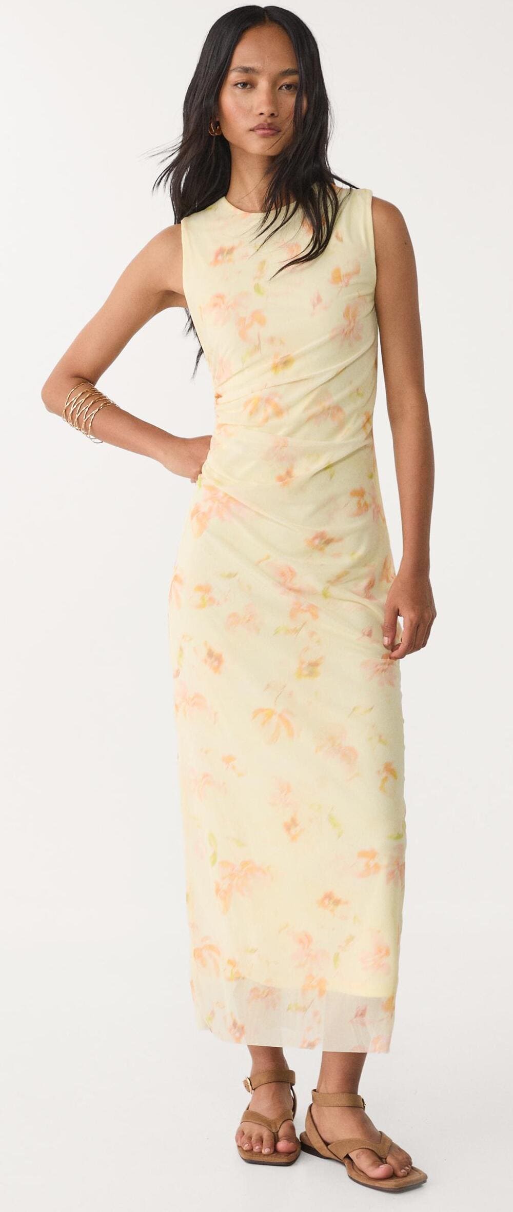 El vestido midi tul estampado en color oro de Stradivarius