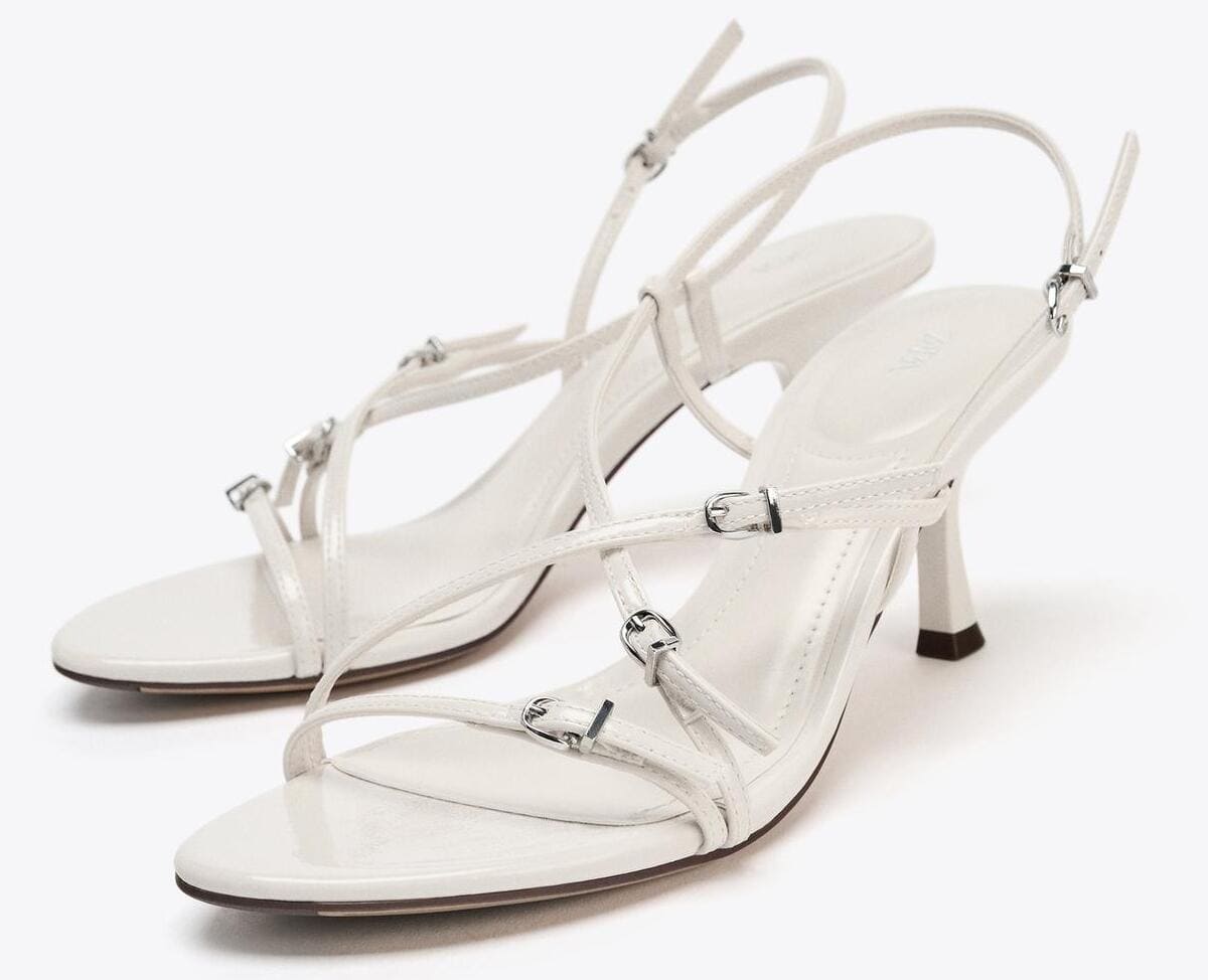 Las sandalias de tacón con hebillas en color blanco de Zara