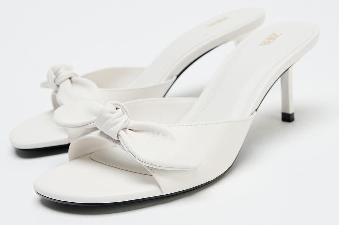 Las sandalias con tacón y lazo de piel en color blanco de Zara
