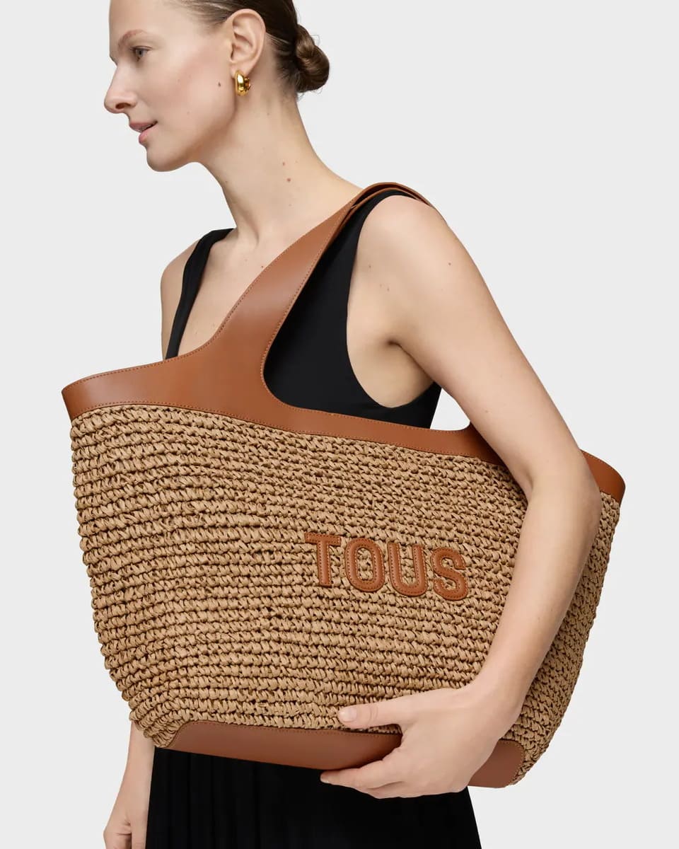 El nuevo bolso capazo grande en color camel Tous Lirio Rafia