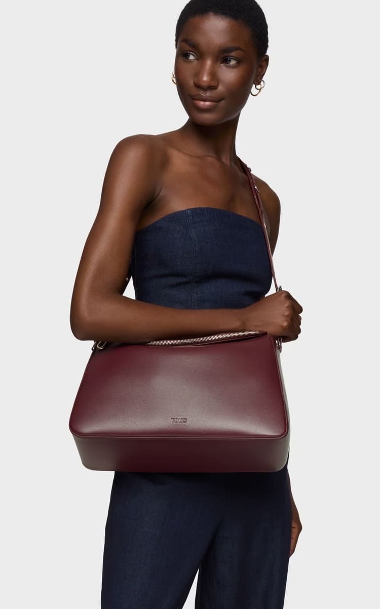 El nuevo bolso saca en color burdeos Tous City