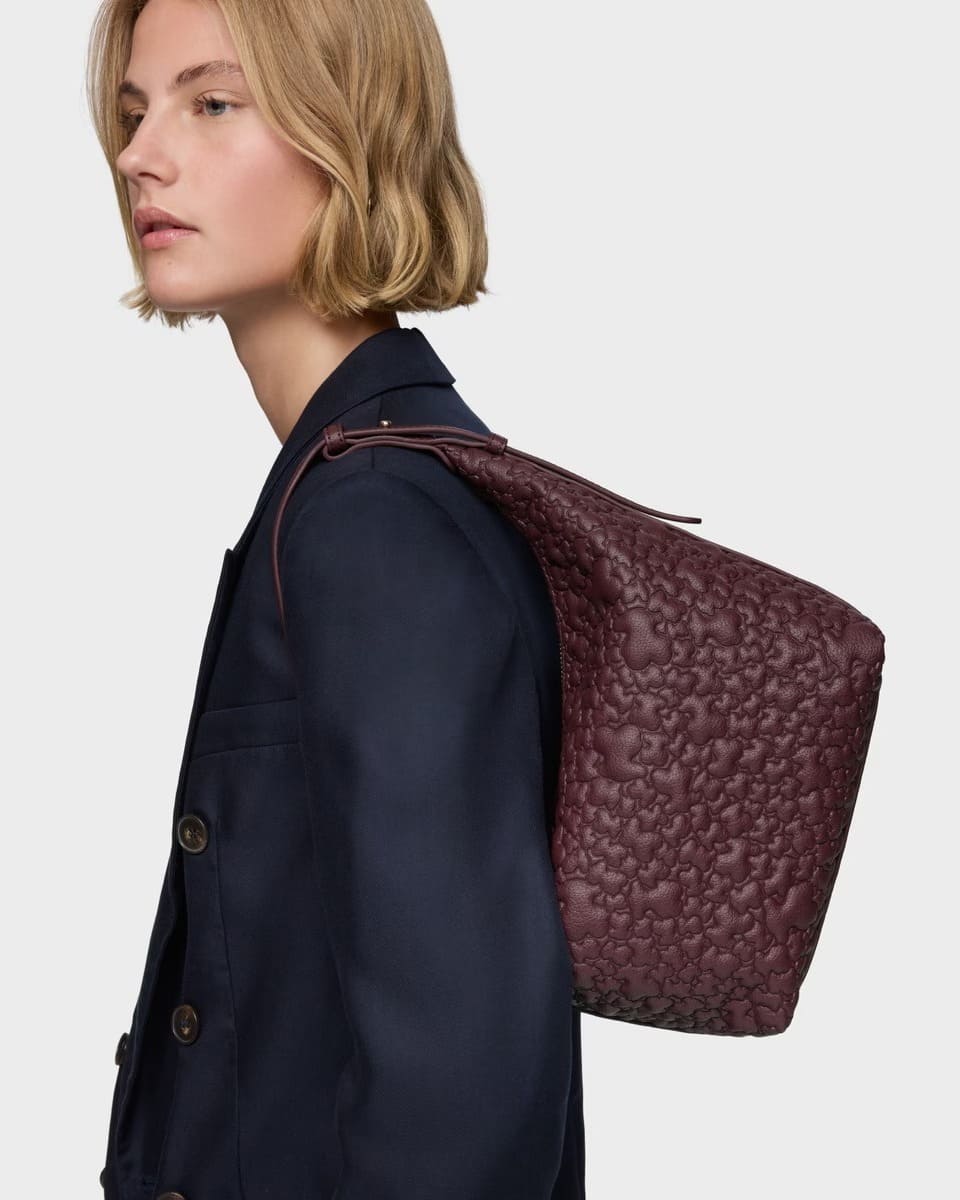 El nuevo bolso de hombro mediano burdeos Tous Puffy Bear