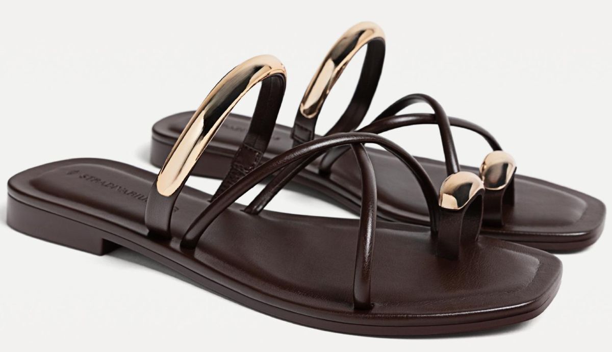 Sandalias planas detalle metálico de Stradivarius