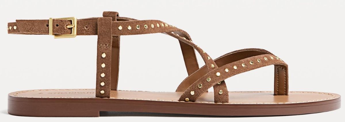 Sandalias planas piel tachas de Stradivarius