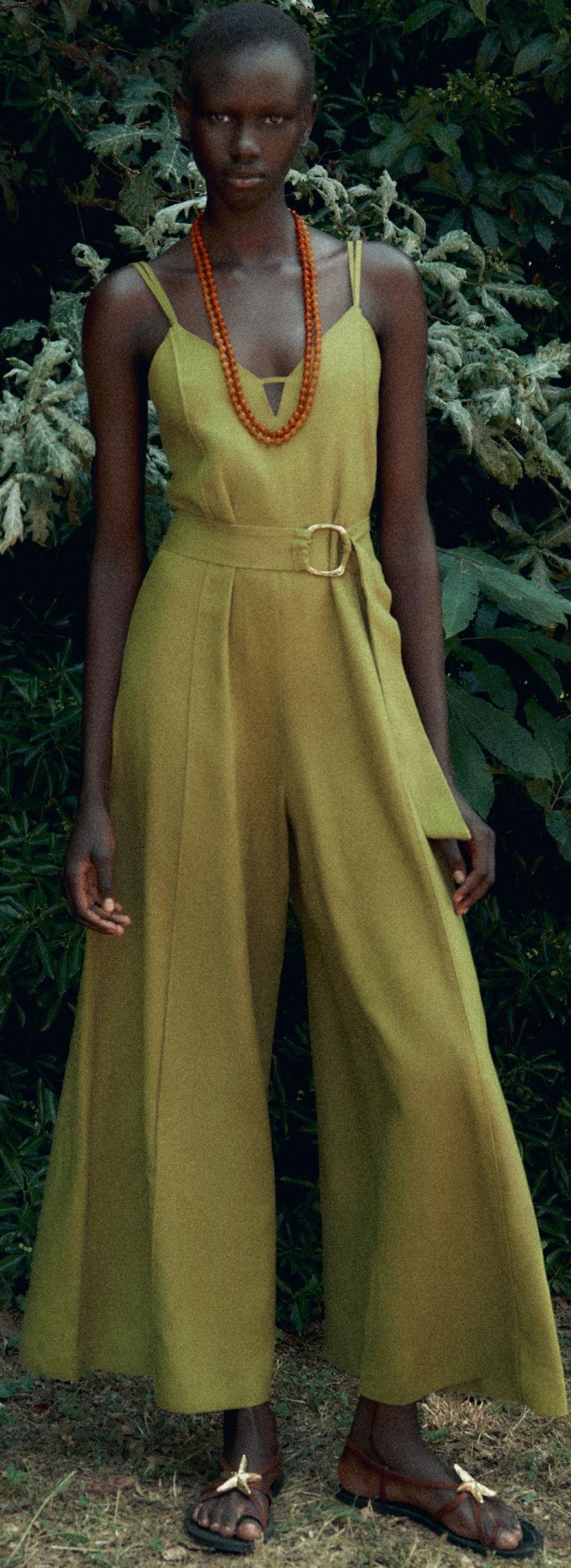 Mono ancho con tirantes en lino de Zara