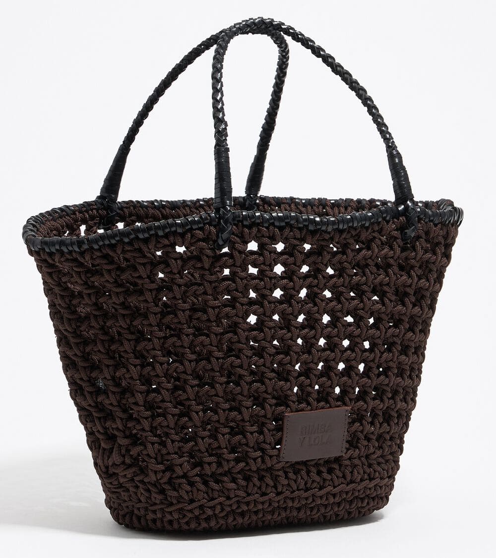El nuevo bolso de mano de piel trenzado en color marrón oscuro de Bimba y Lola