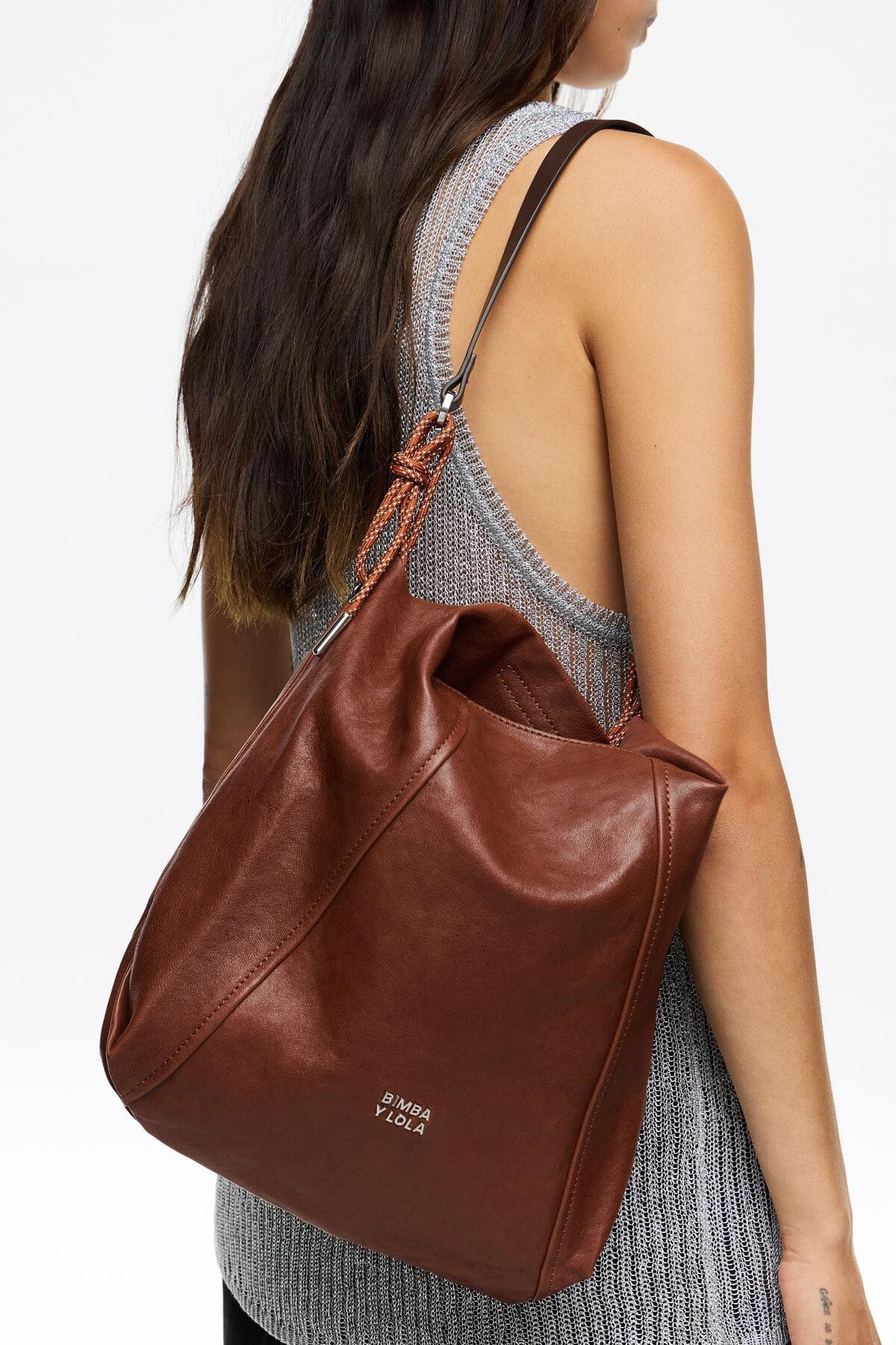 El nuevo bolso paper mediano de piel en color tostado oscuro de Bimba y Lola