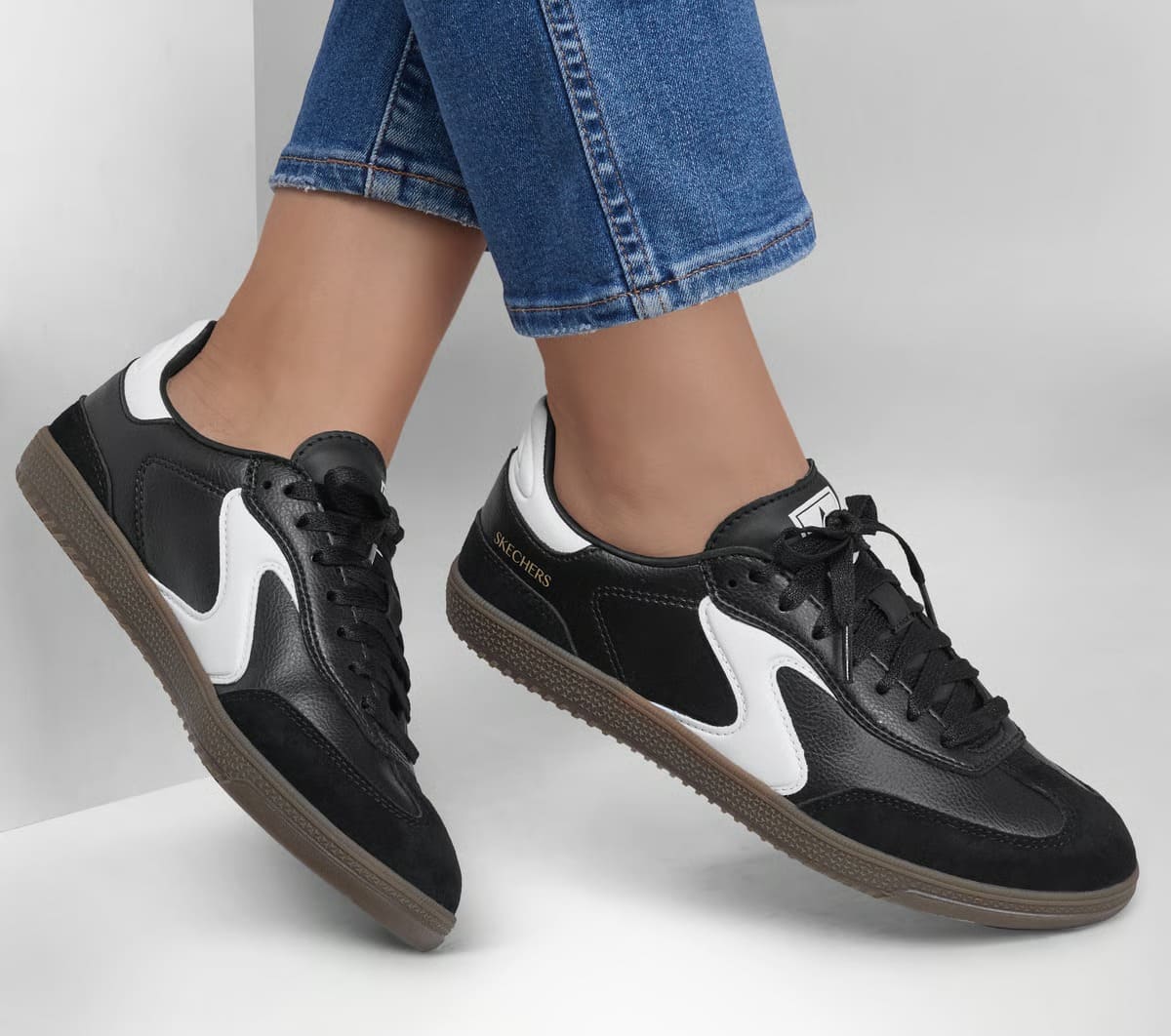 Las nuevas zapatillas Hotshot - Kickoff en color negro y blanco de Skechers