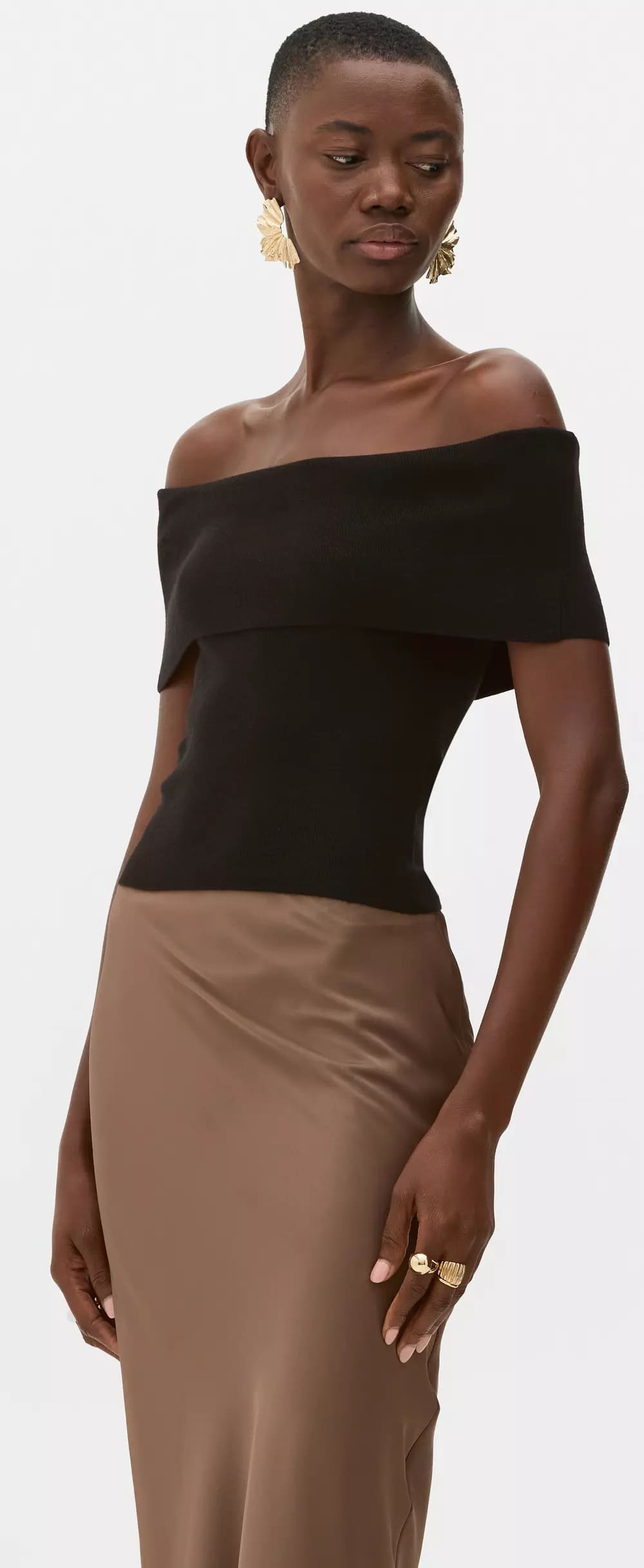 La camiseta de manga corta y escote bardot en color negro de Primark