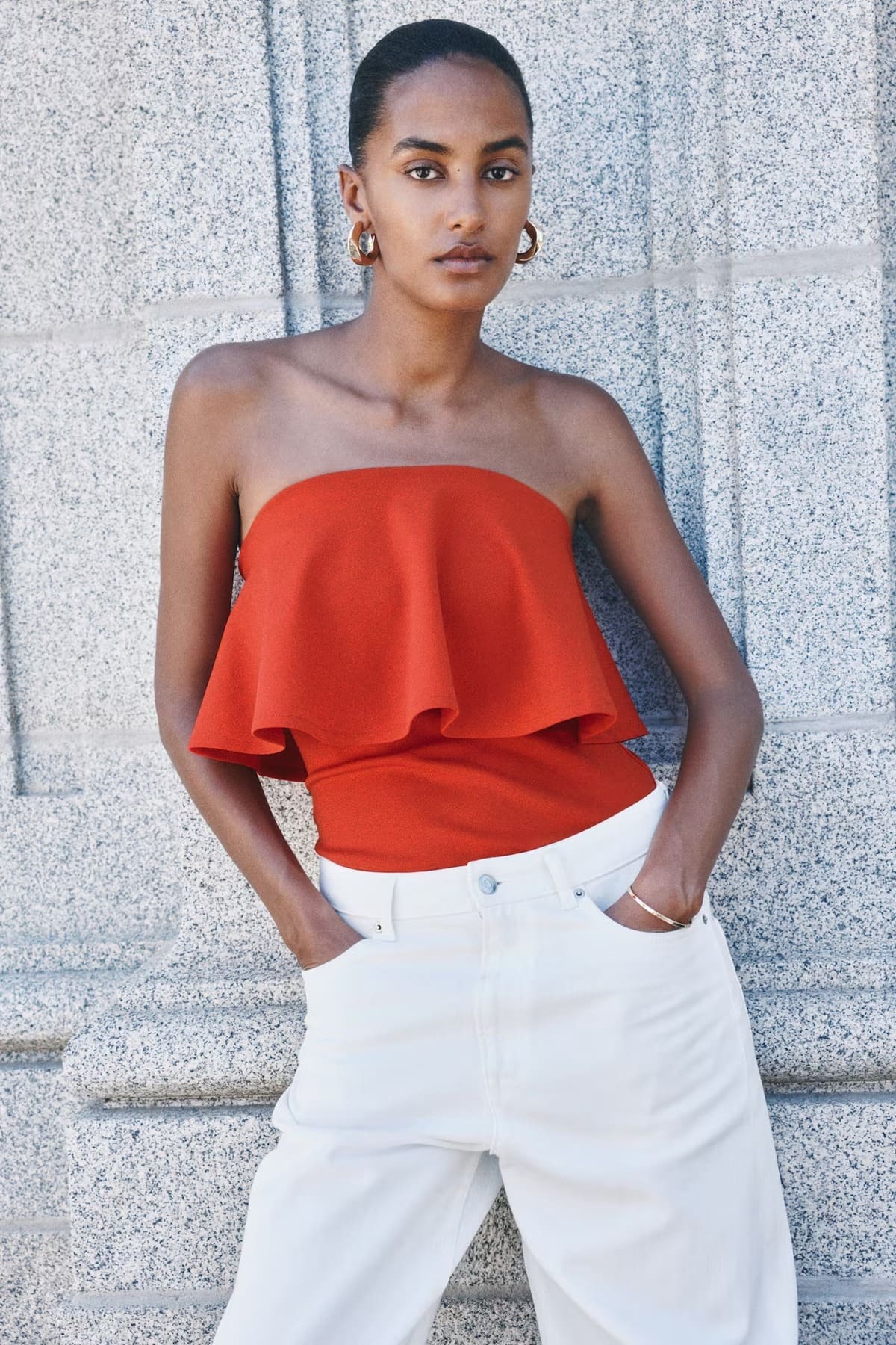 El top interlock con escote bandeau de volante en color rojo vivo de H&M