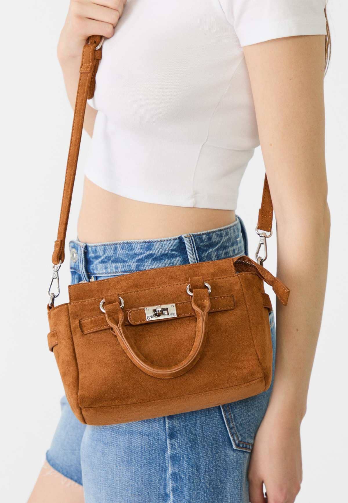 Bolso bandolera hebilla de Stradivarius