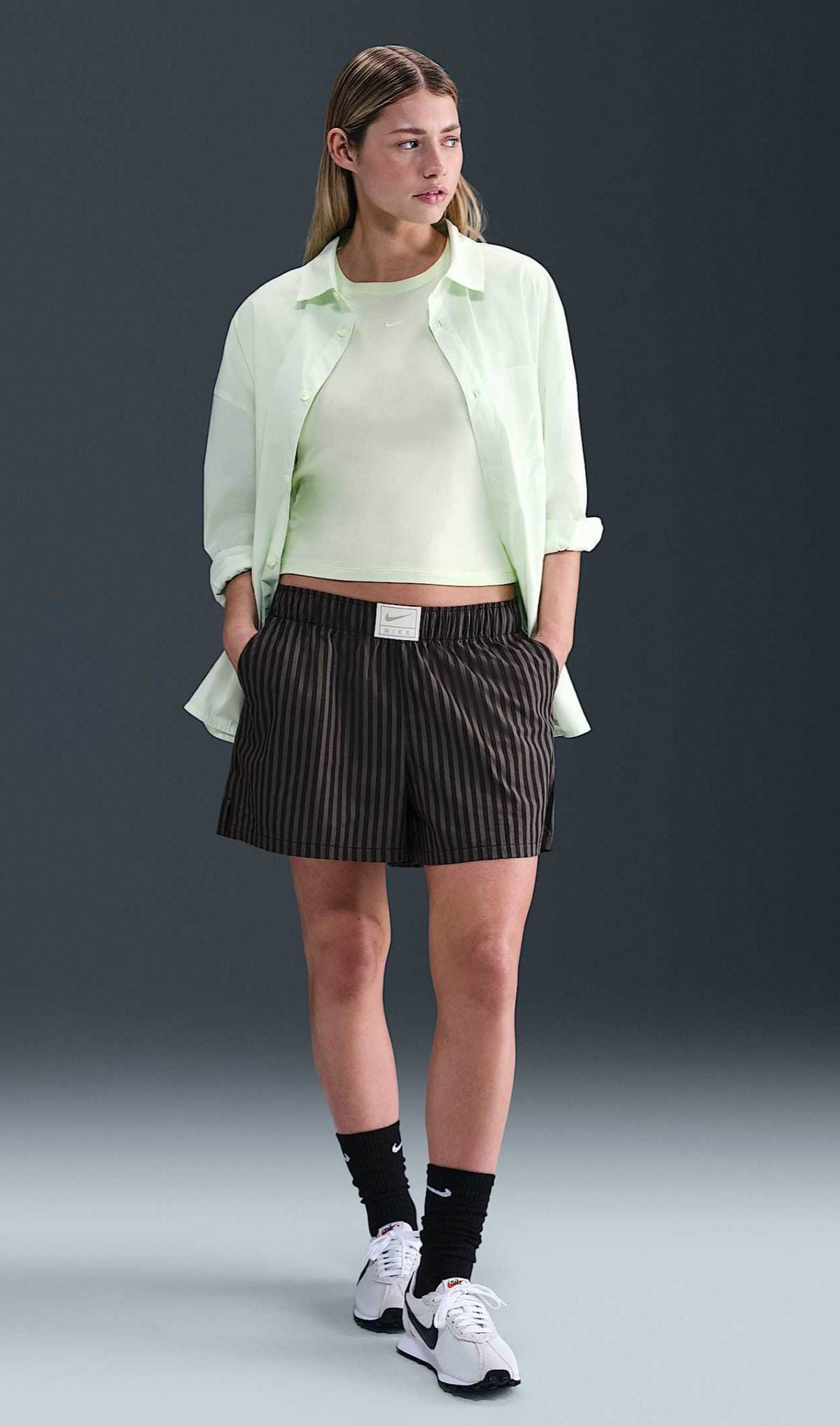 Nike Sportswear Chill Poplin pantalón holgado a rayas