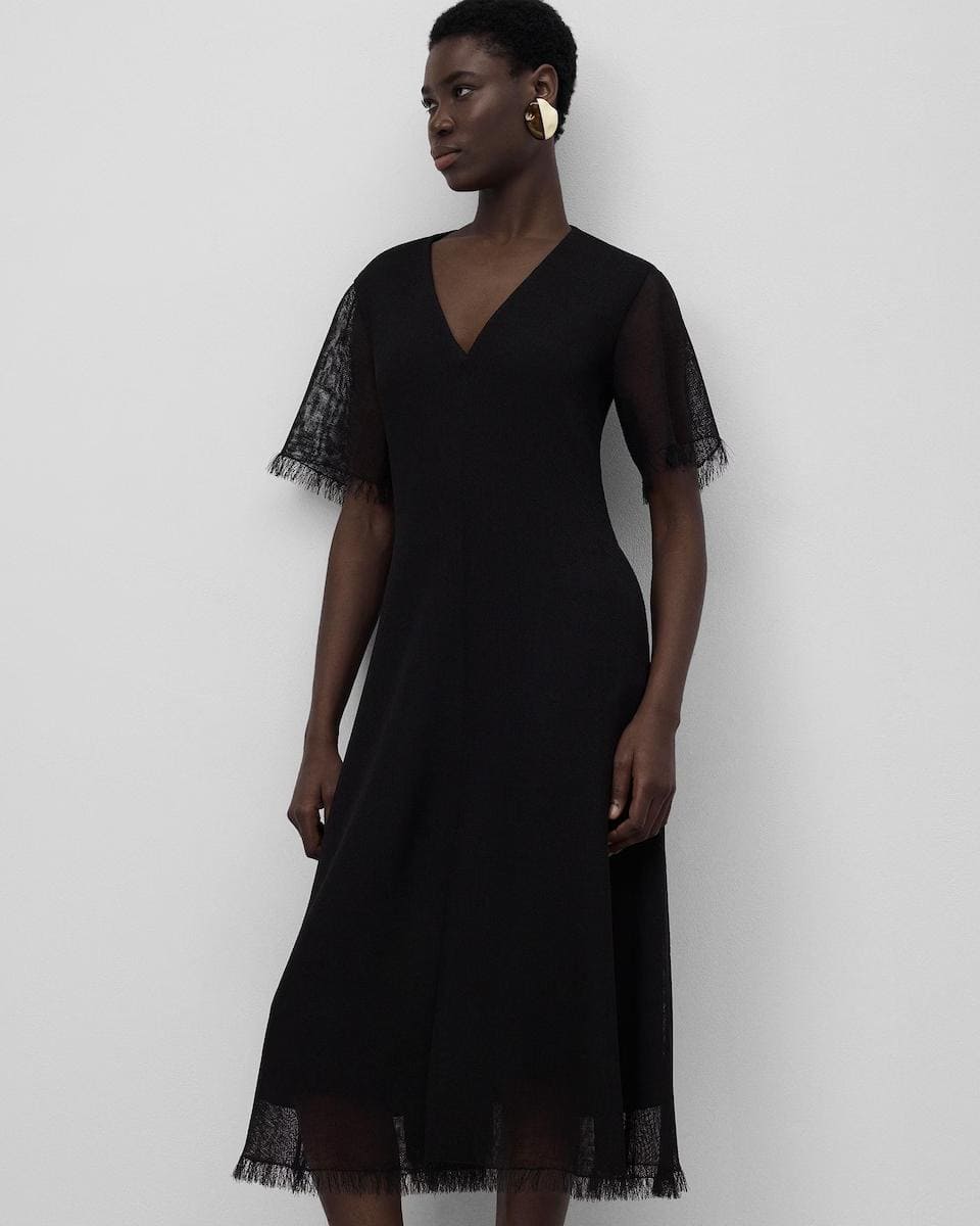 Vestido con acabado desflecado entallado