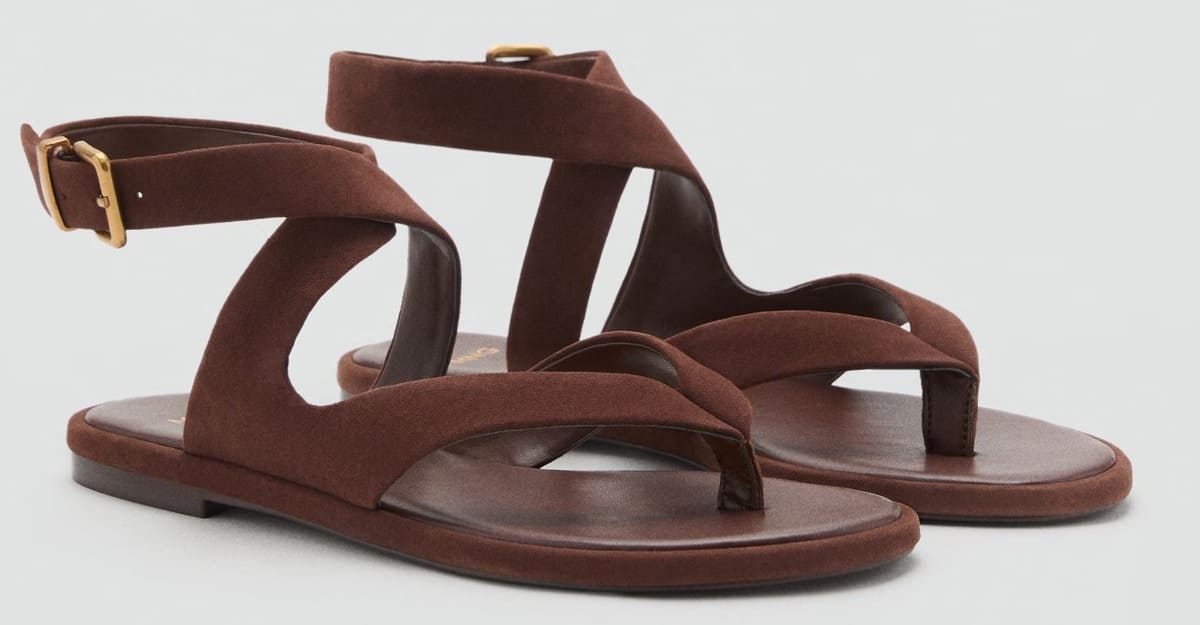 Las sandalias con tiras de ante en color marrón chocolate de Mango