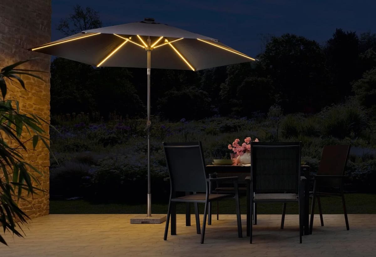 La sombrilla con iluminación solar LED de Lidl