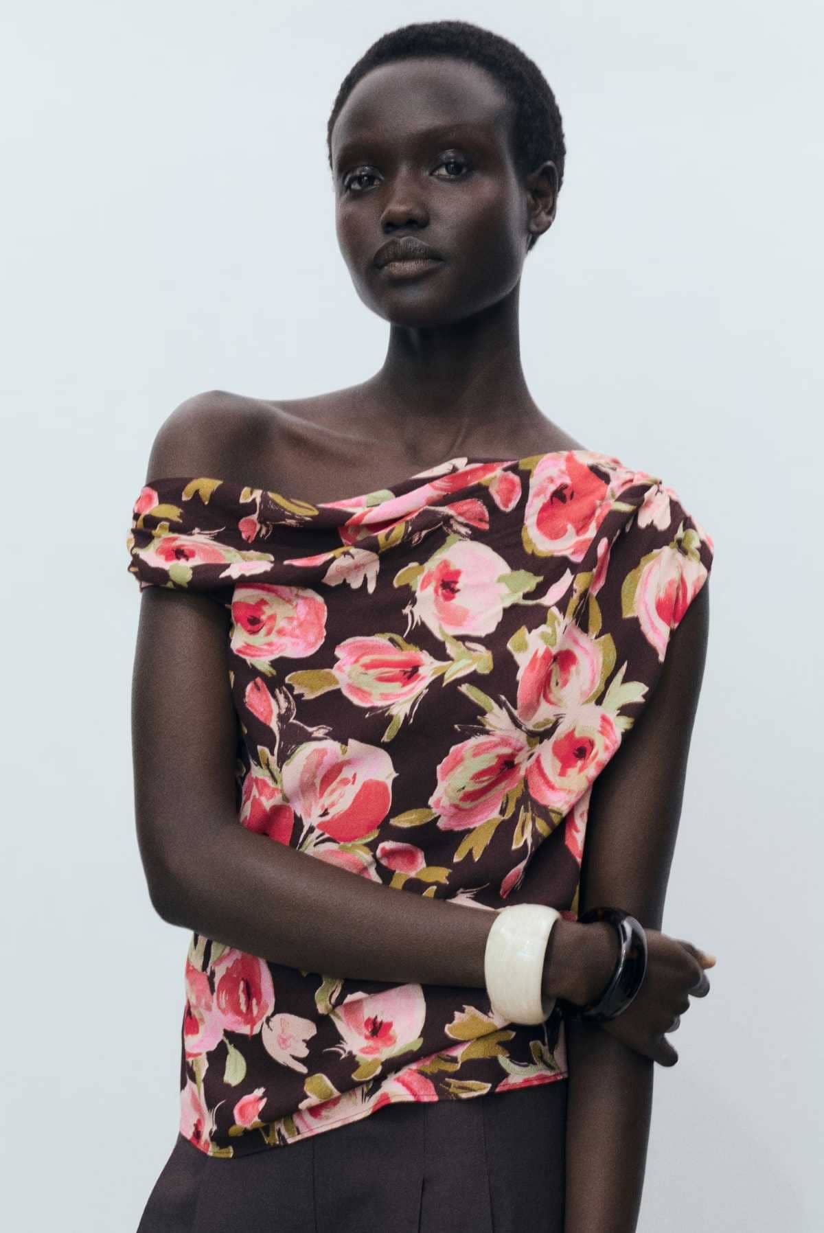 Blusa floral cuello asimétrico de Mango