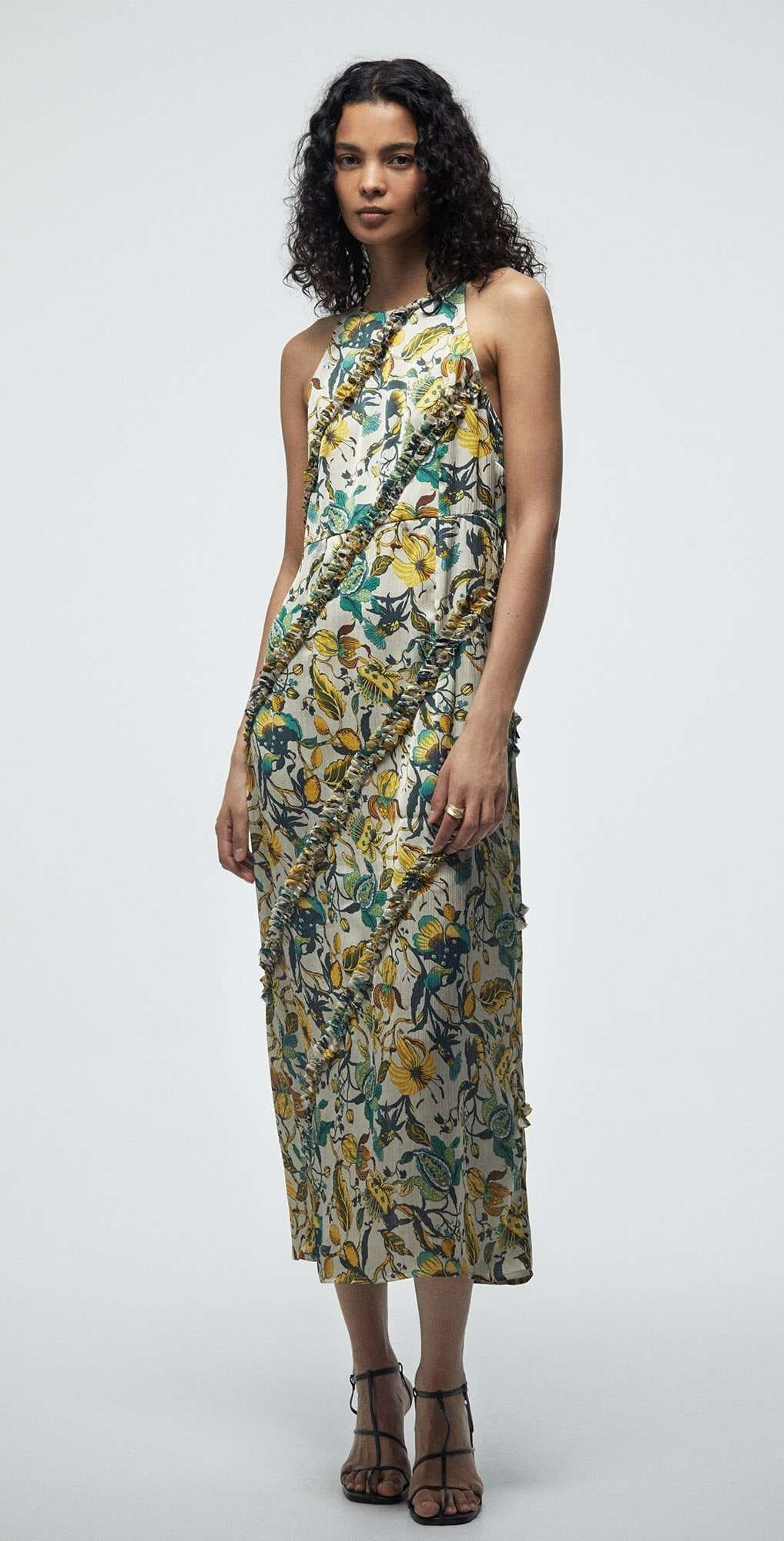 Vestido cortes volantes de Sfera