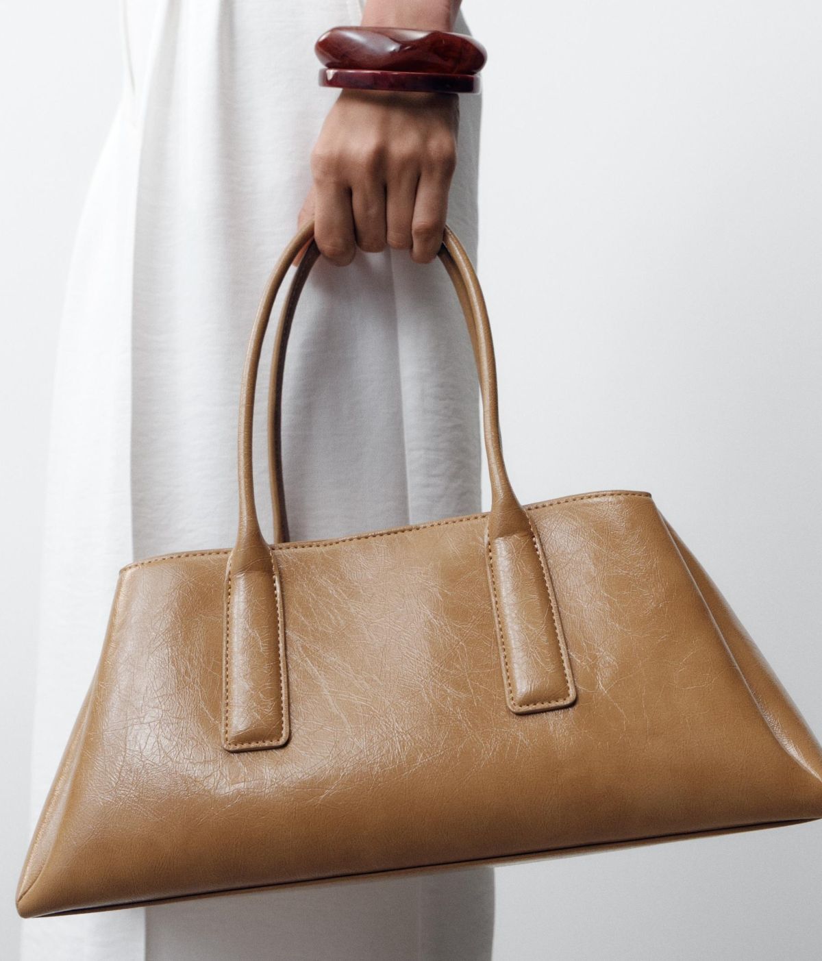 Bolso city efecto craquelado de Zara