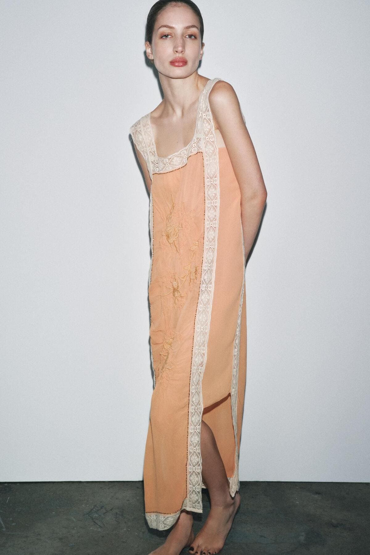 Vestido con estructura y bordados de puntilla