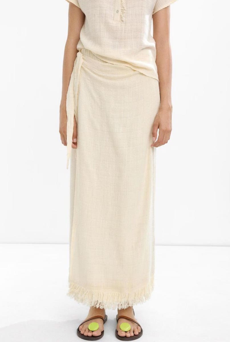 Falda larga con cintura elástica y bajos deshilachados