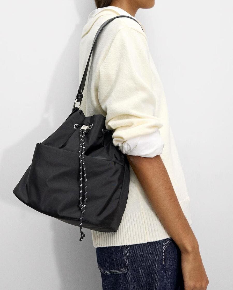 Bolso de hombro estilo bombonera con cierre de cuerda en liso