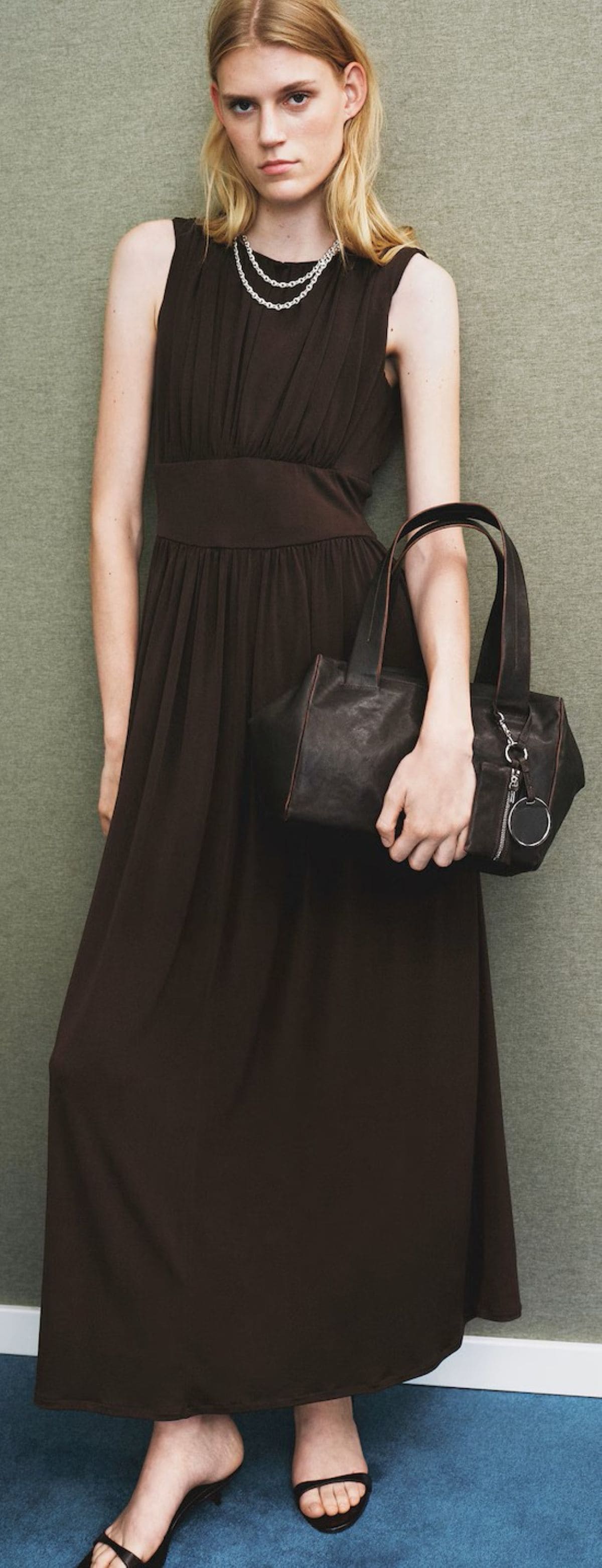 Vestido largo fruncido de Mango