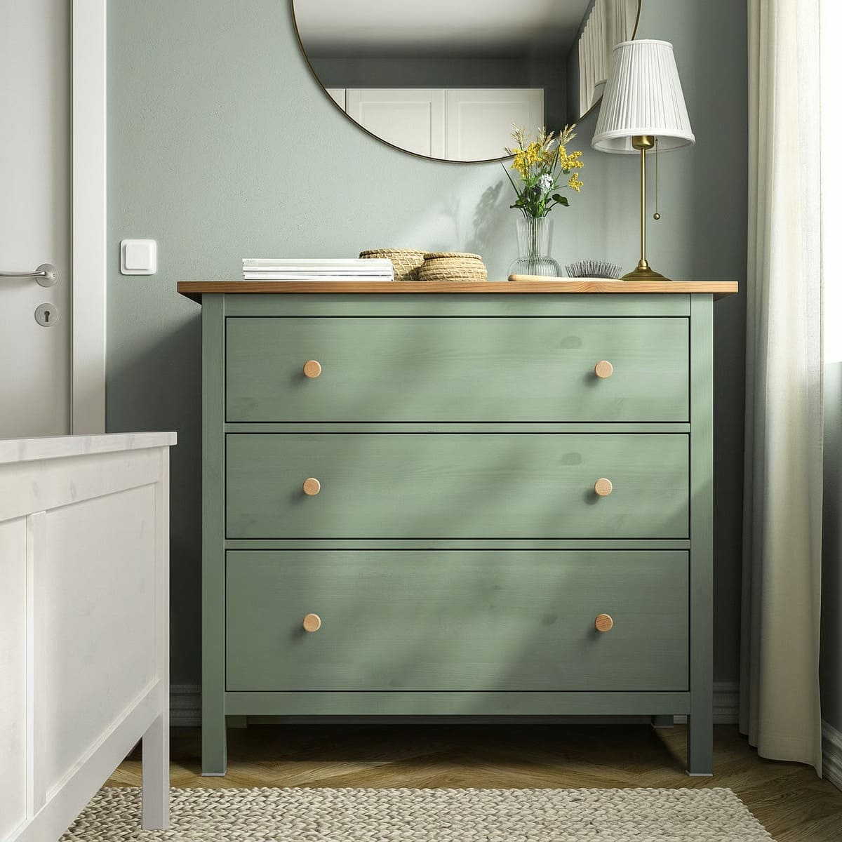 La nueva cómoda de tres cajones en color verde grisáceo y marrón claro HEMNES de Ikea