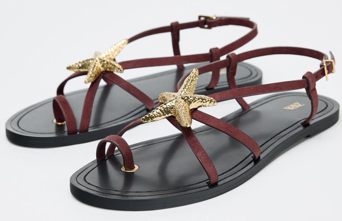 Sandalia de tiras con detalle metálico de Zara