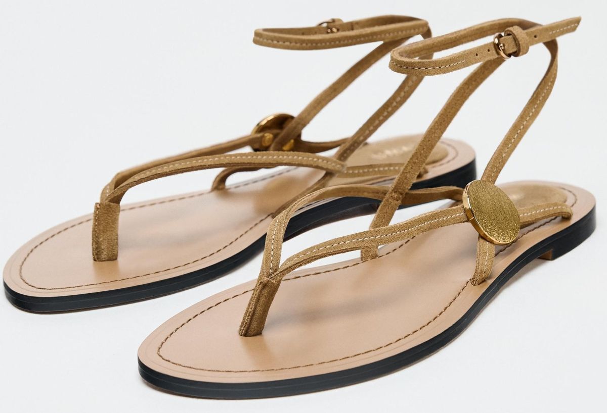 Sandalia plana de serraje y aplique de Zara