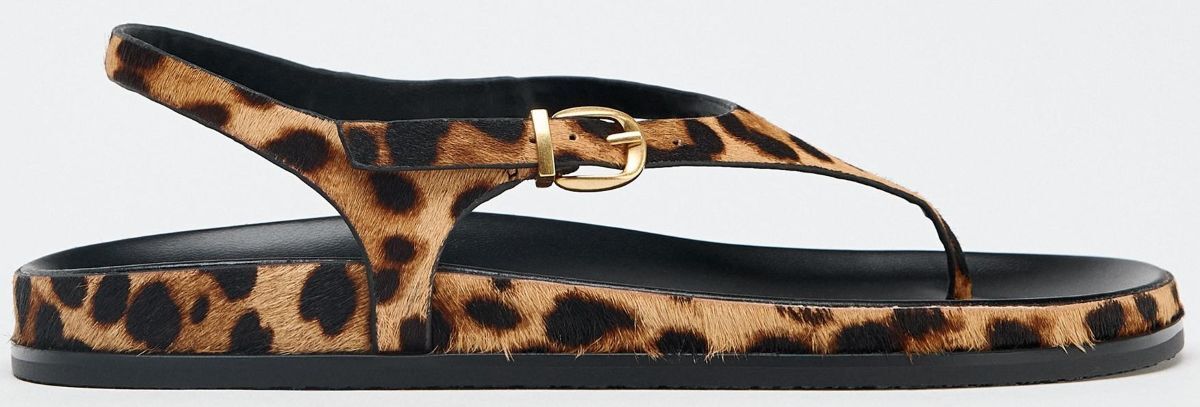 Sandalia de piel con pelo de estampado animal de Zara