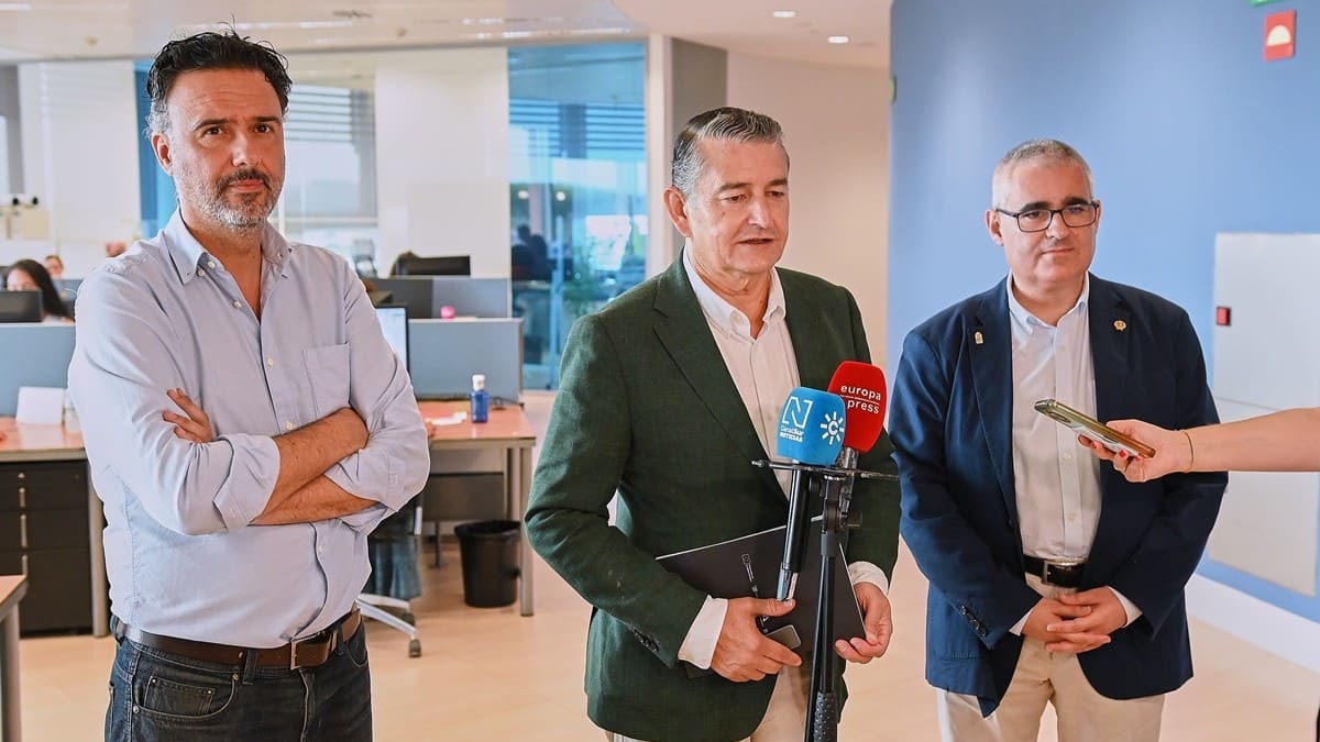 El consejero de la Presidencia, en su atención previa a los medios | Salvador López Medina